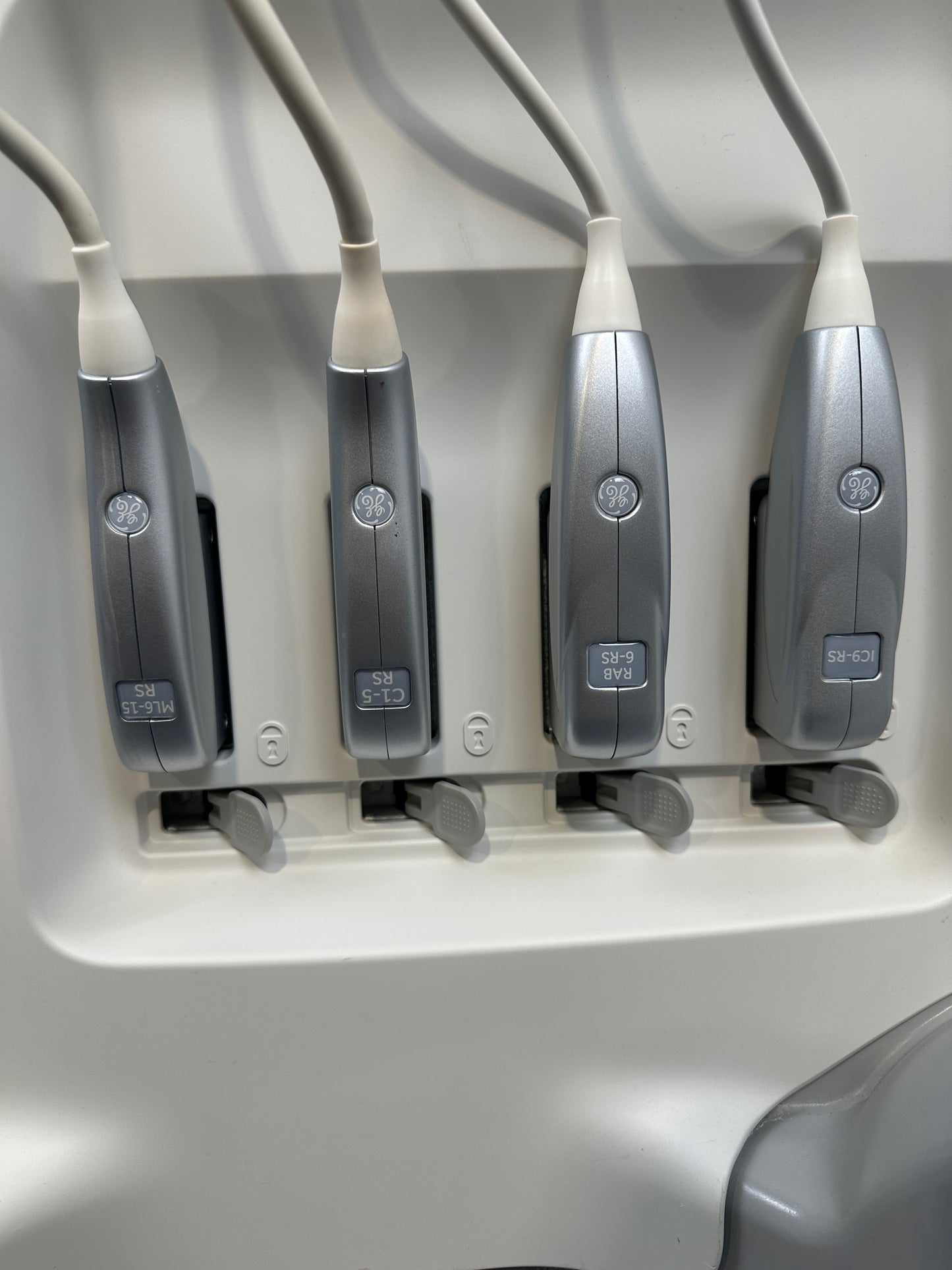 GE Voluson S10 BT16 Ultraschallgerät – Bj. 2016 – 4 Sonden ML6-15 / C1-5 / RAB6 / IC9 – 3D/4D