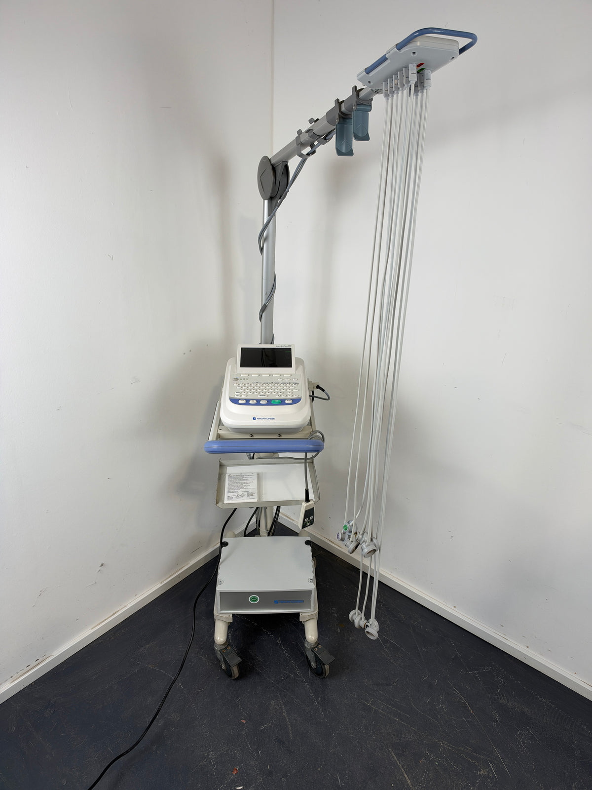 Nihon Khoden ECG-2350 EKG Schreiber & Strässle DT100 Sauganlage
