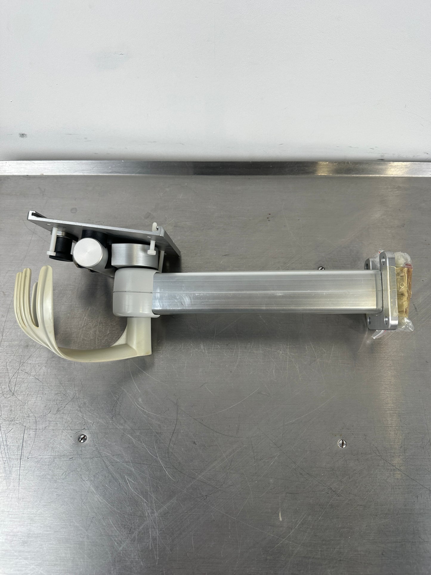 Medizinischer Monitorhalter f. Dräger mit Geräteaufnahme und Kabelhalter