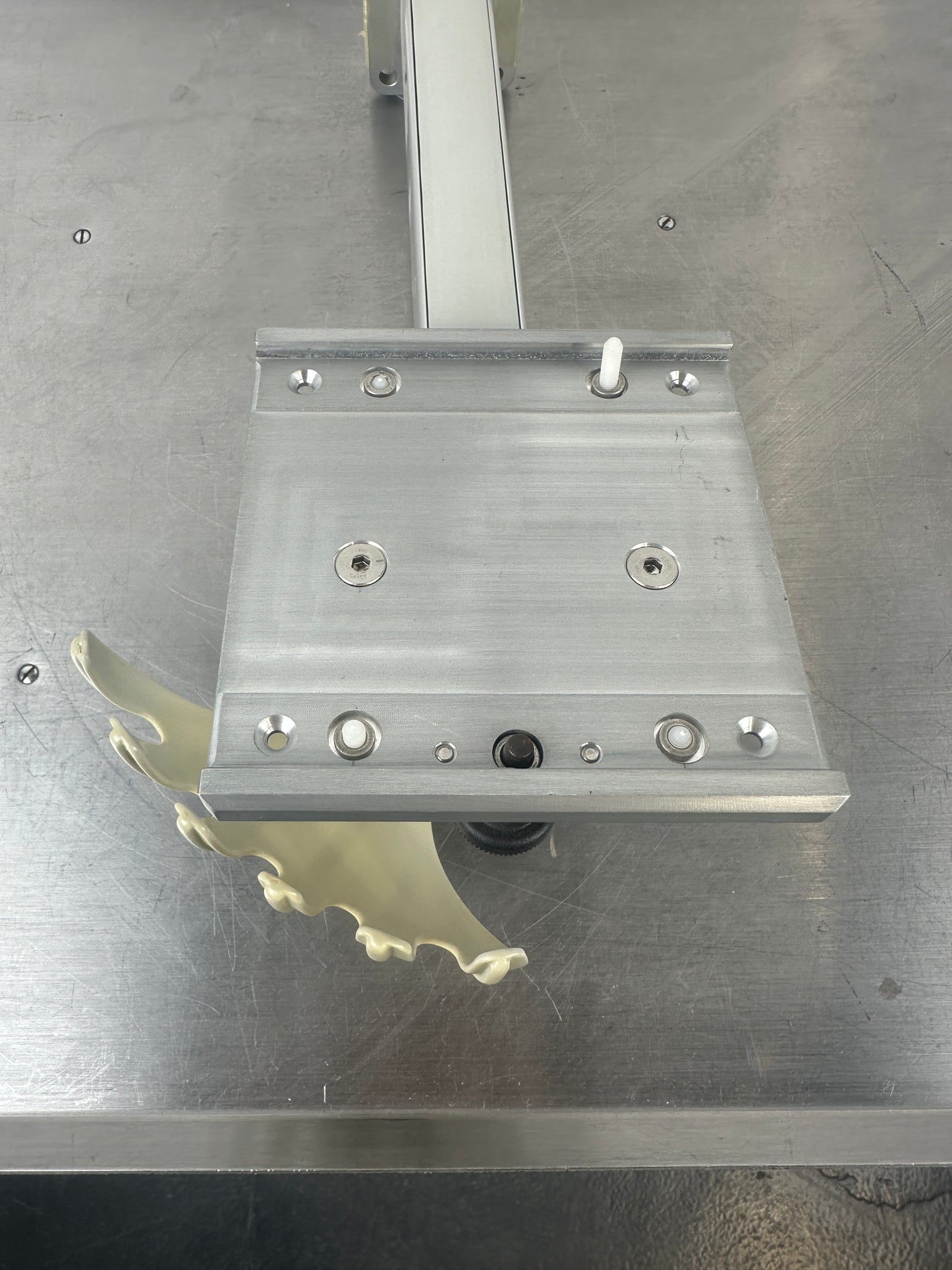 Medizinischer Monitorhalter f. Dräger mit Geräteaufnahme und Kabelhalter