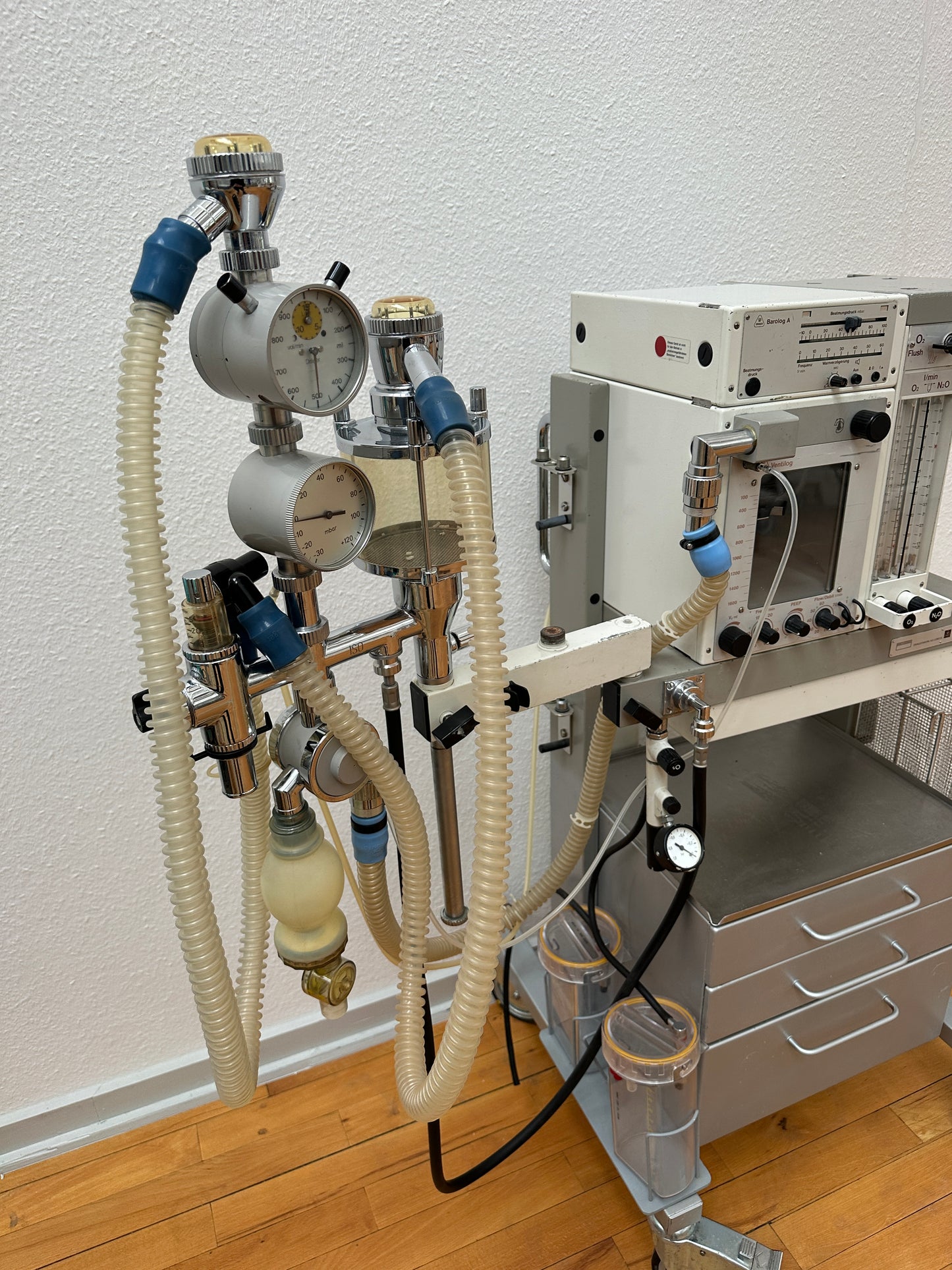 Dräger Sulla 800 V anesthesia ventilator