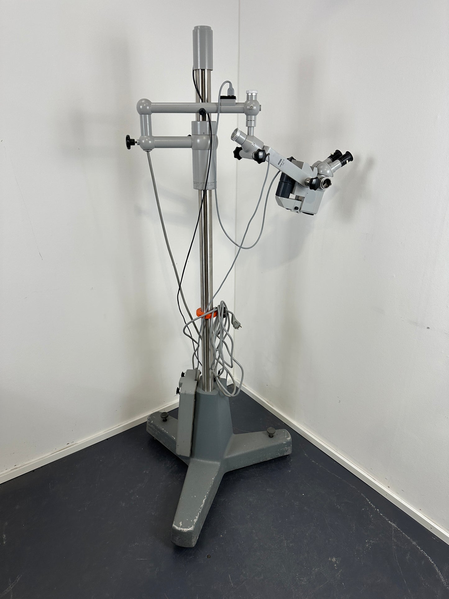 Zeiss OPMI-6S surgical microscope