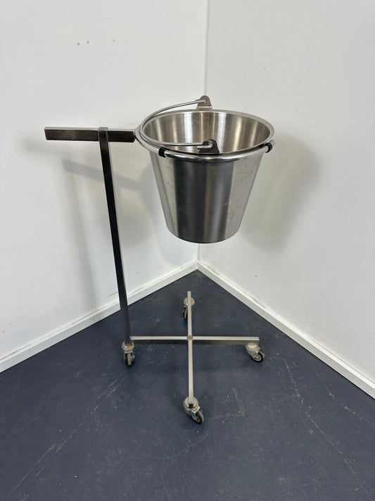 Schüsselfahrwagen mit einem Eimer oder Schüsel