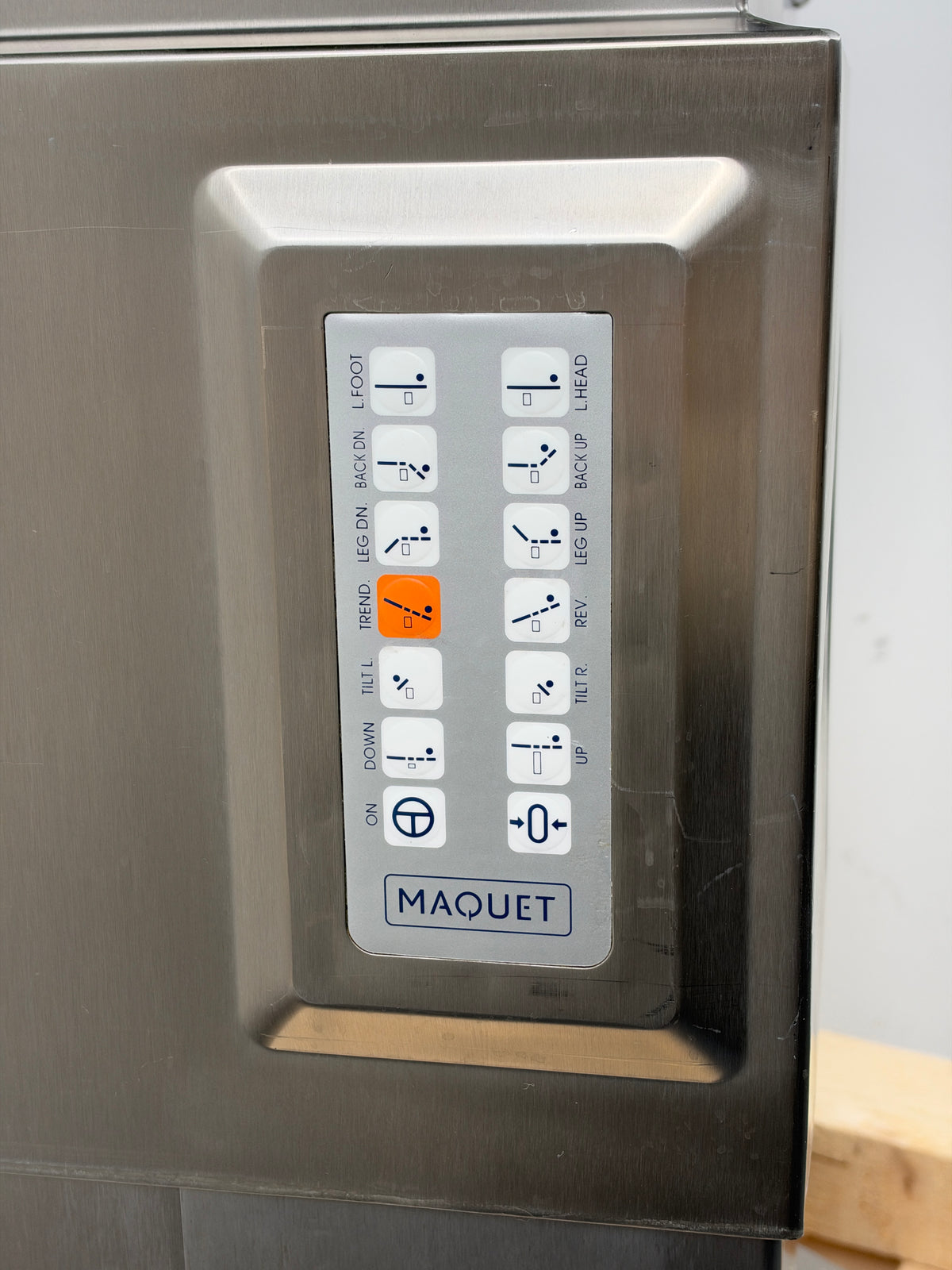Maquet ALPHAMAQUET Plus 1150.01A1 stationäre OP-Tisch-Säule mit Versorgungseinheit