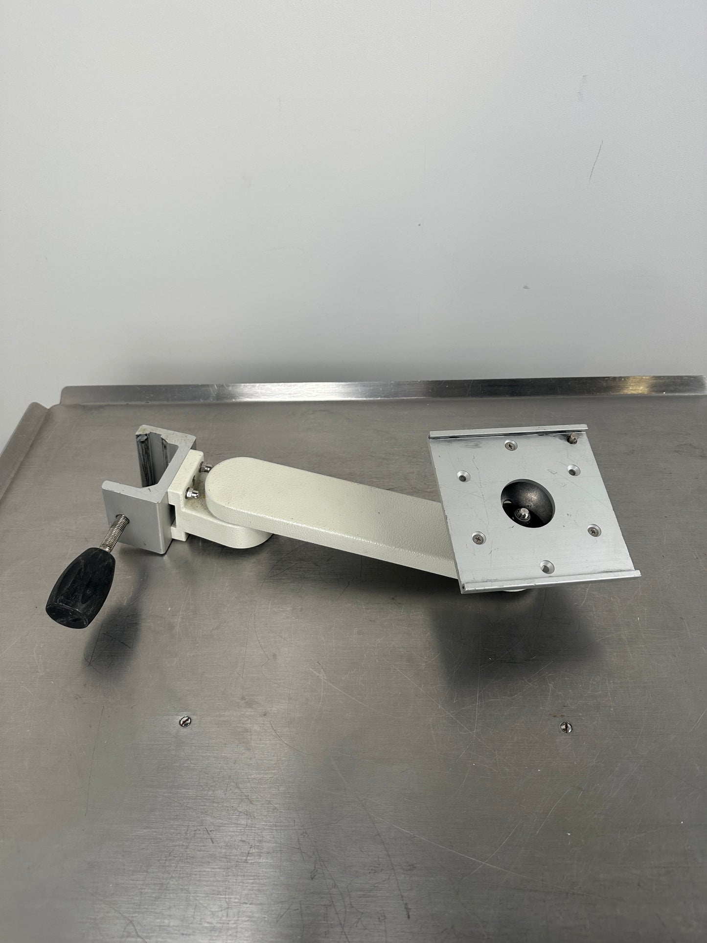 Medizinischer Monitor-Tragarm / Schwenkarm mit Normschienenklemme & Geräteaufnahme Dräger – 225 mm