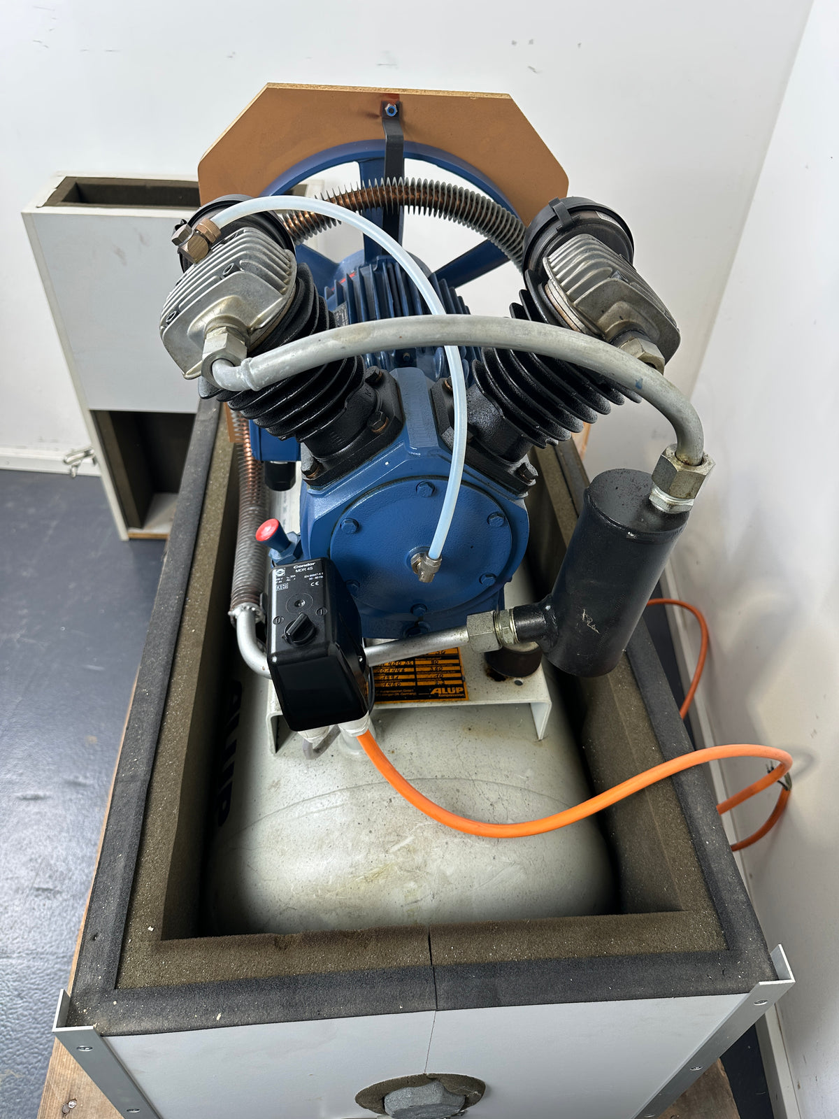 ALUP DKS 400-90 SG Air Compressor – 90 Liter – 10 bar – soundproofed
