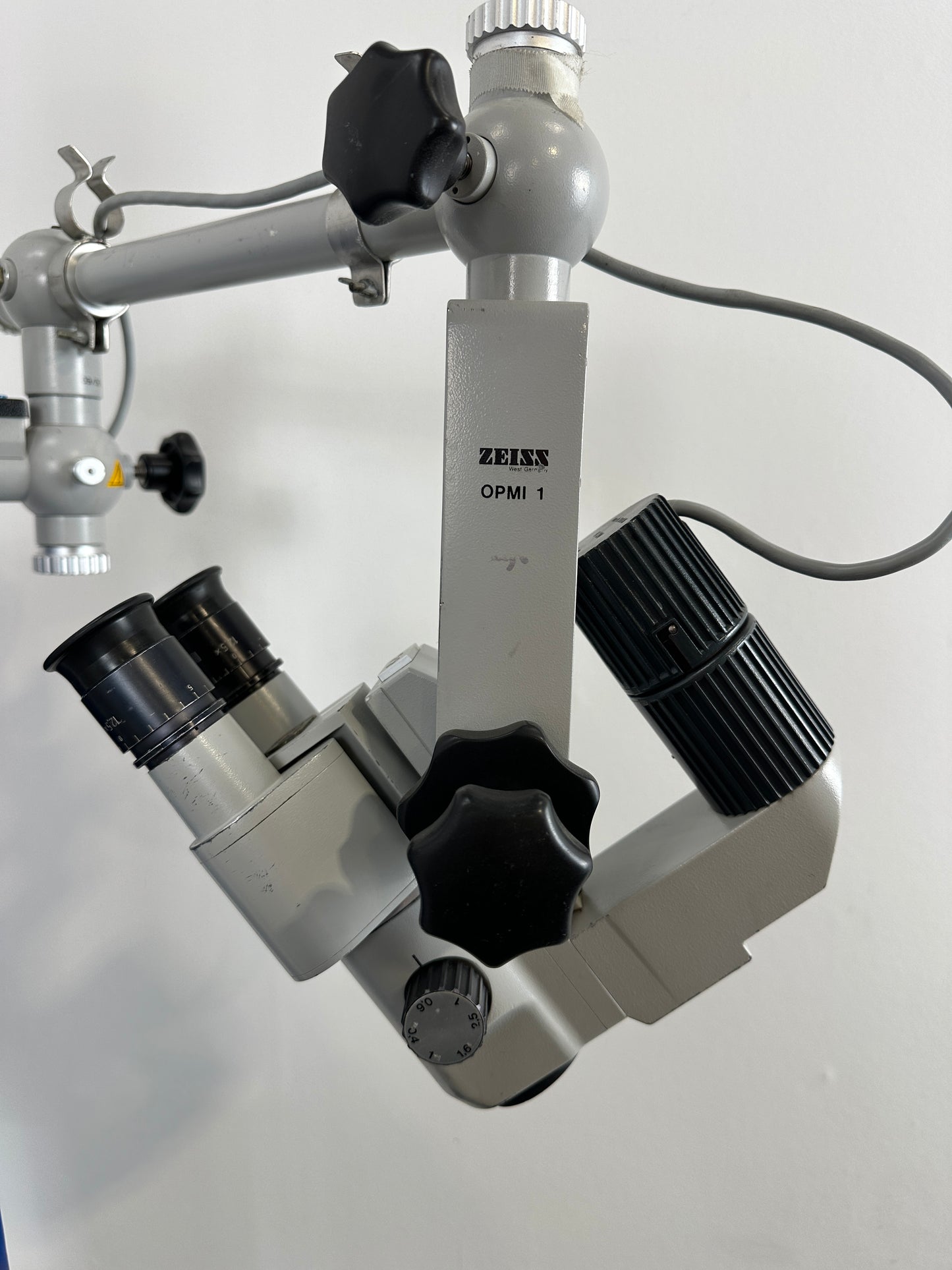 Zeoss OPMI-1 surgical microscope