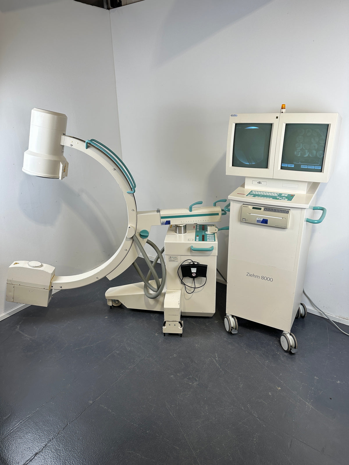 Ziehm Imaging Ziehm 8000 mobiler C-Bogen – Röntgenanlage mit Doppelmonitor – Bj. 2005