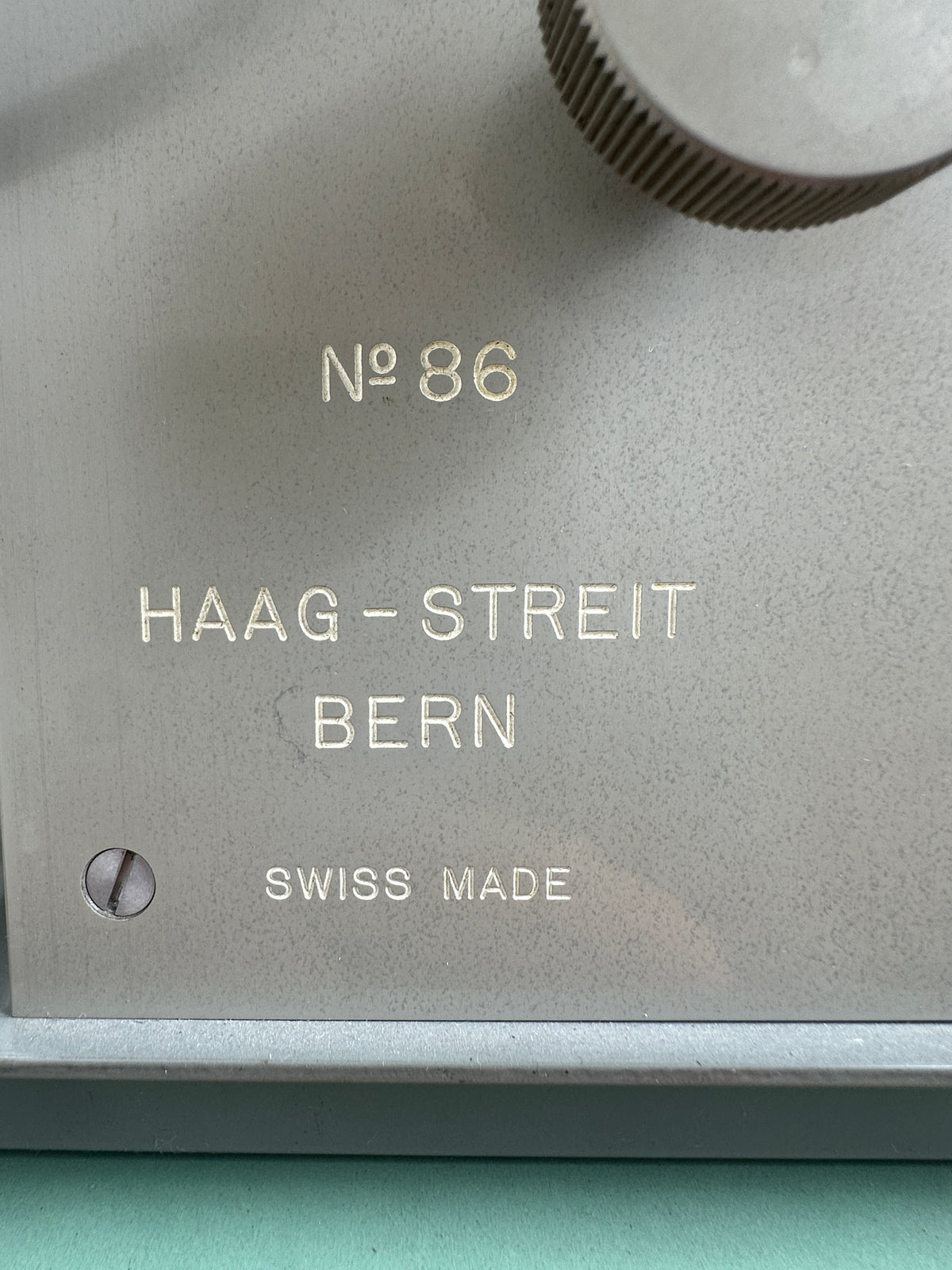 Haag-Streit Goldmann / Weekers Adaptometer – Dunkeladaptometer mit höhenverstellbarem Gerätestativ