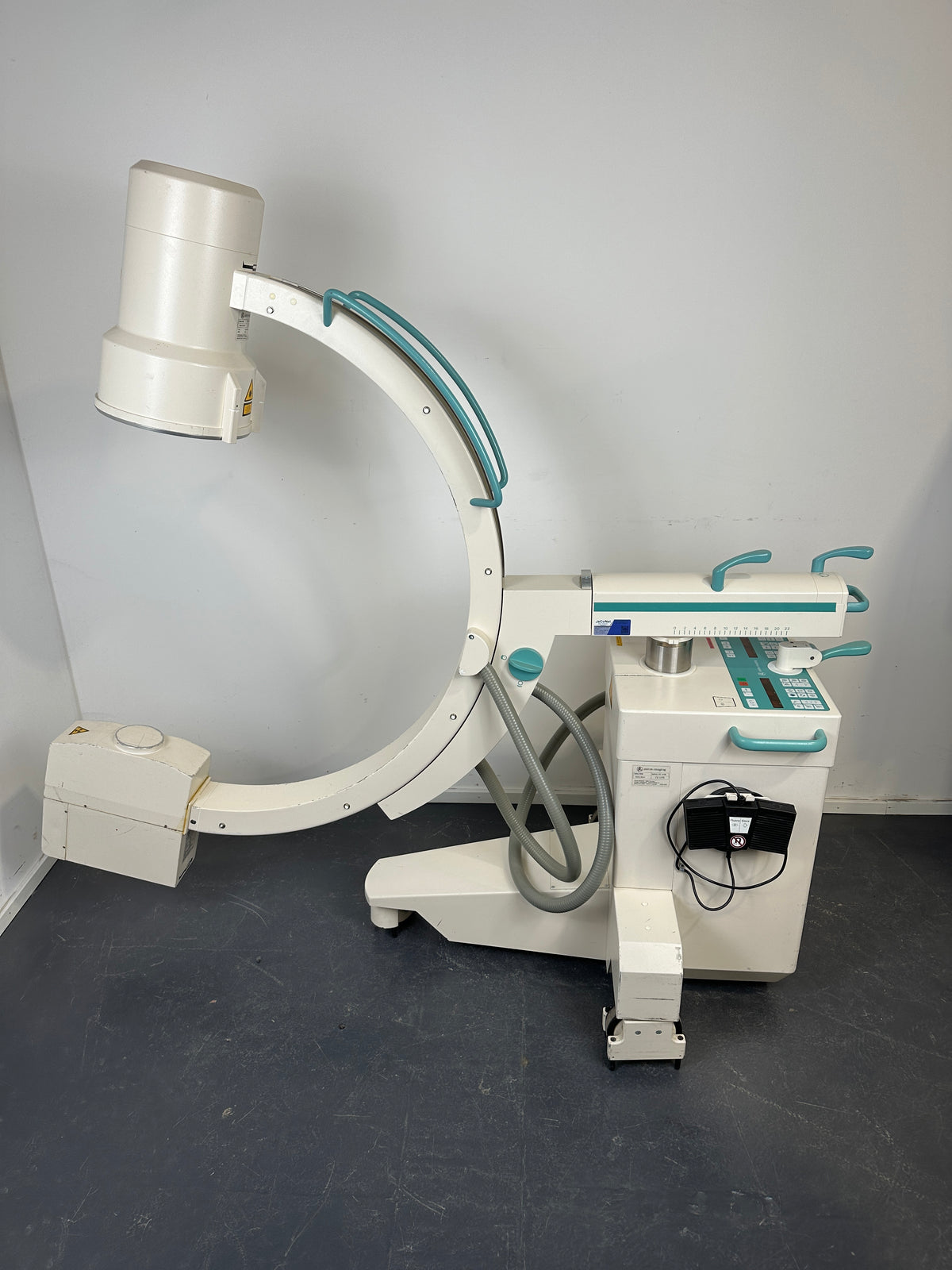 Ziehm Imaging Ziehm 8000 mobiler C-Bogen – Röntgenanlage mit Doppelmonitor – Bj. 2005