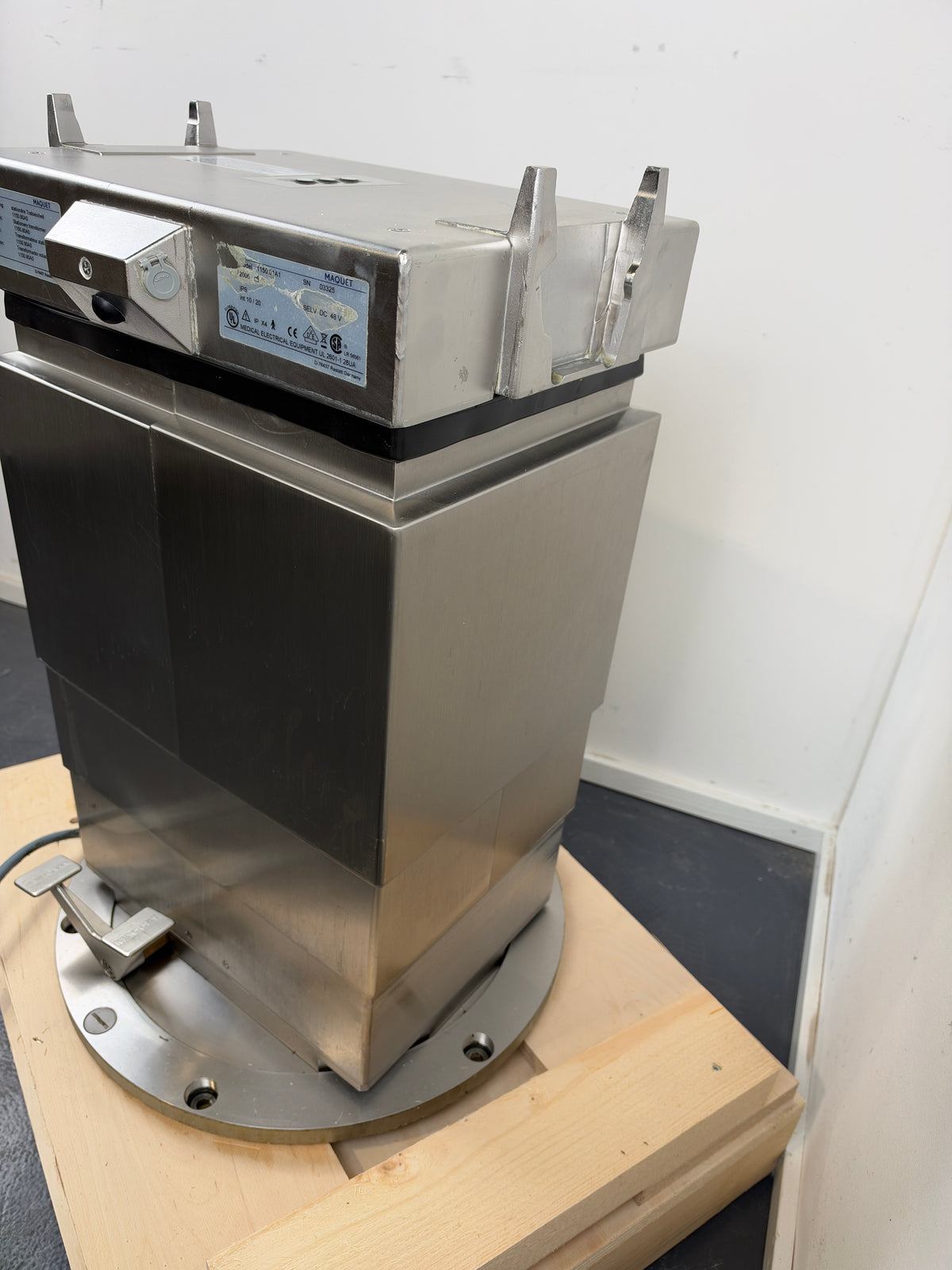 Maquet ALPHAMAQUET Plus 1150.01A1 stationäre OP-Tisch-Säule mit Versorgungseinheit
