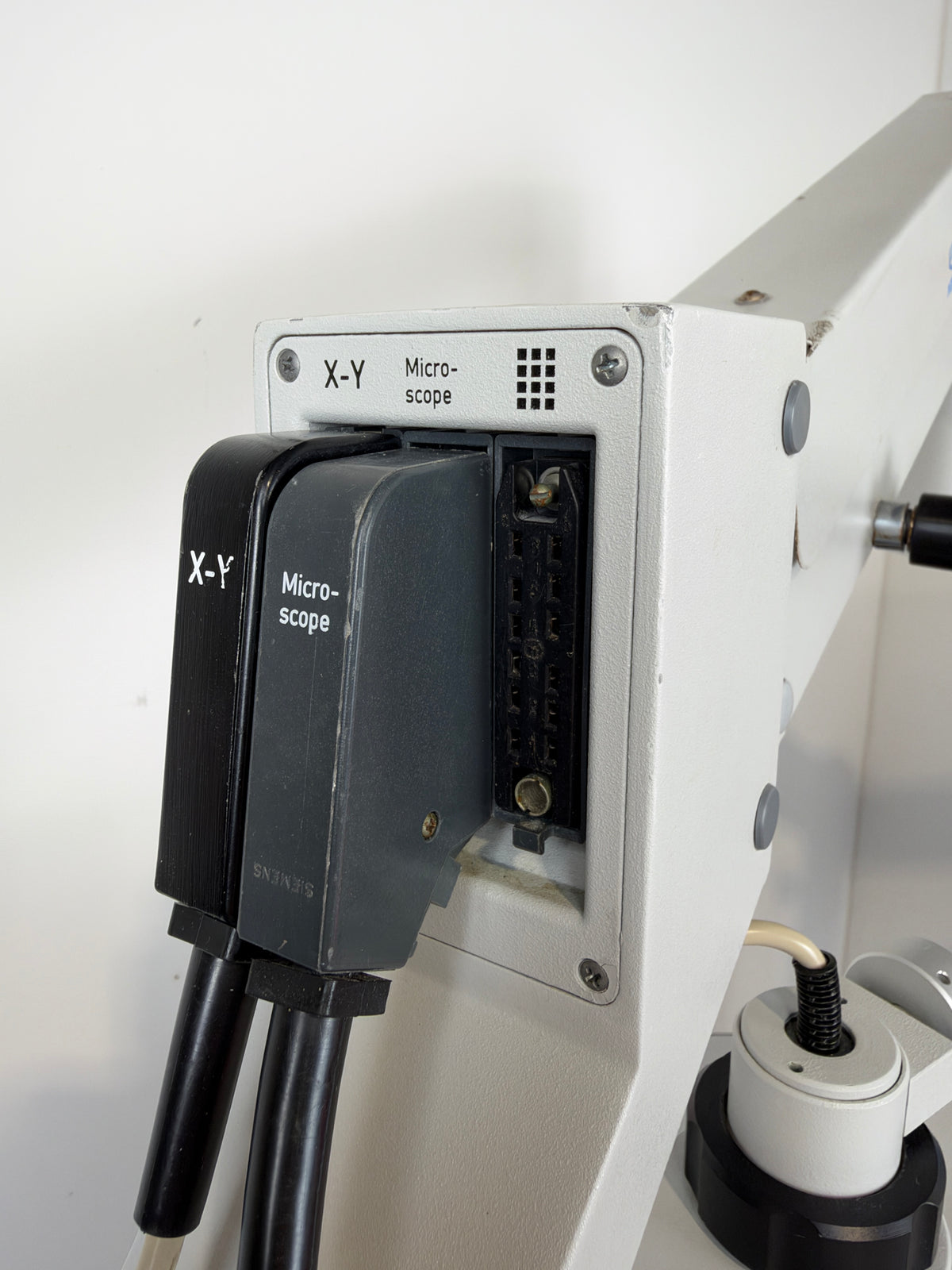 Möller-Wedel / CooperVision 653 OP-Mikroskop – motorisches X-Y – Doppelbeobachter – Fußsteuerung