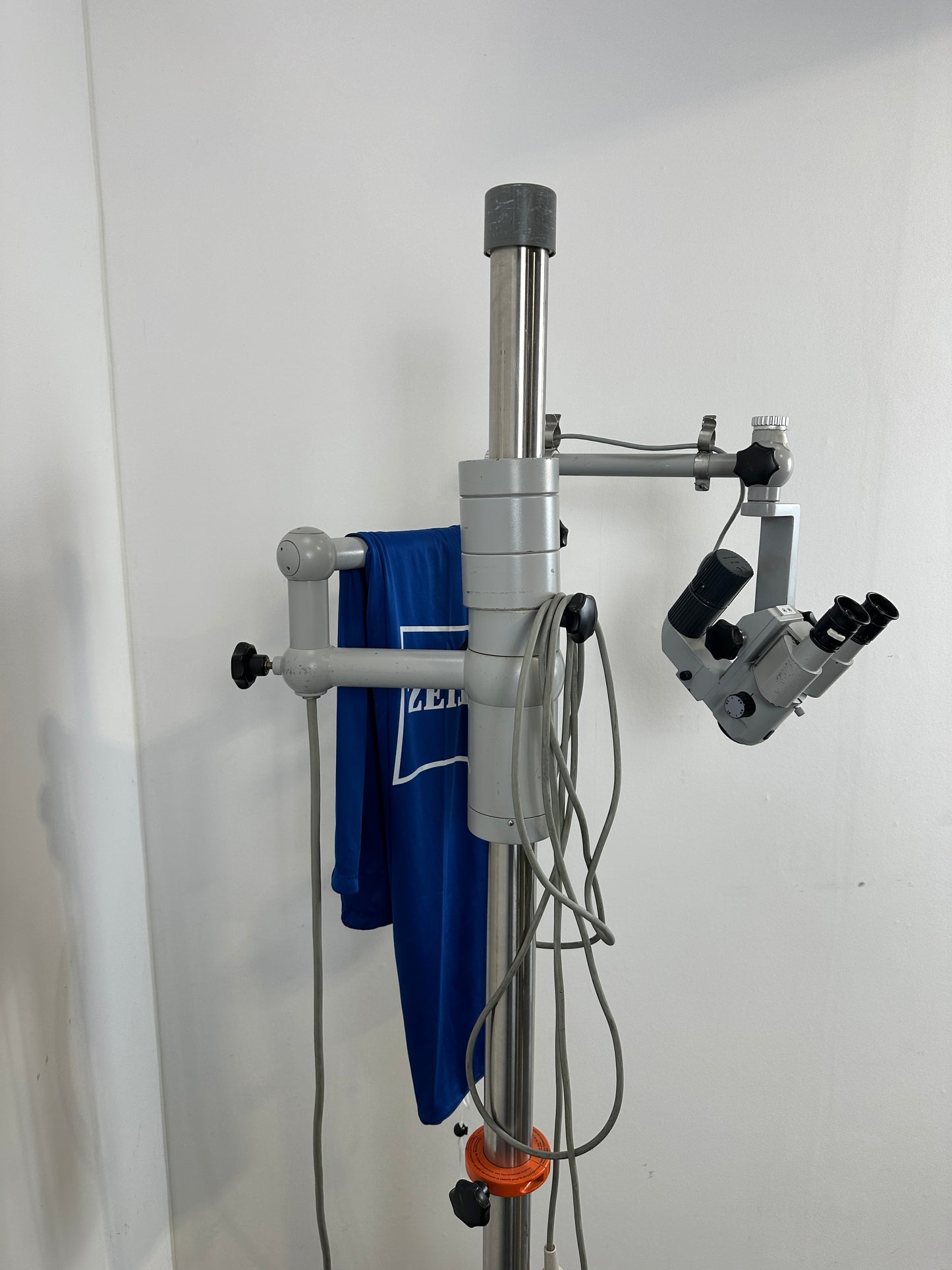Zeoss OPMI-1 surgical microscope