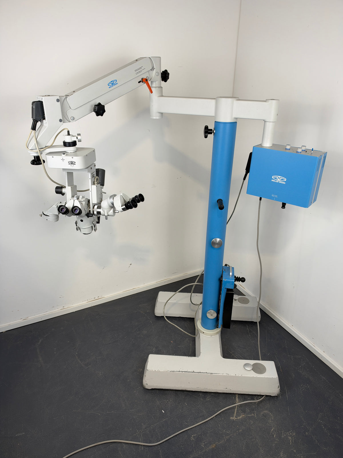 Möller-Wedel / CooperVision 653 OP-Mikroskop – motorisches X-Y – Doppelbeobachter – Fußsteuerung