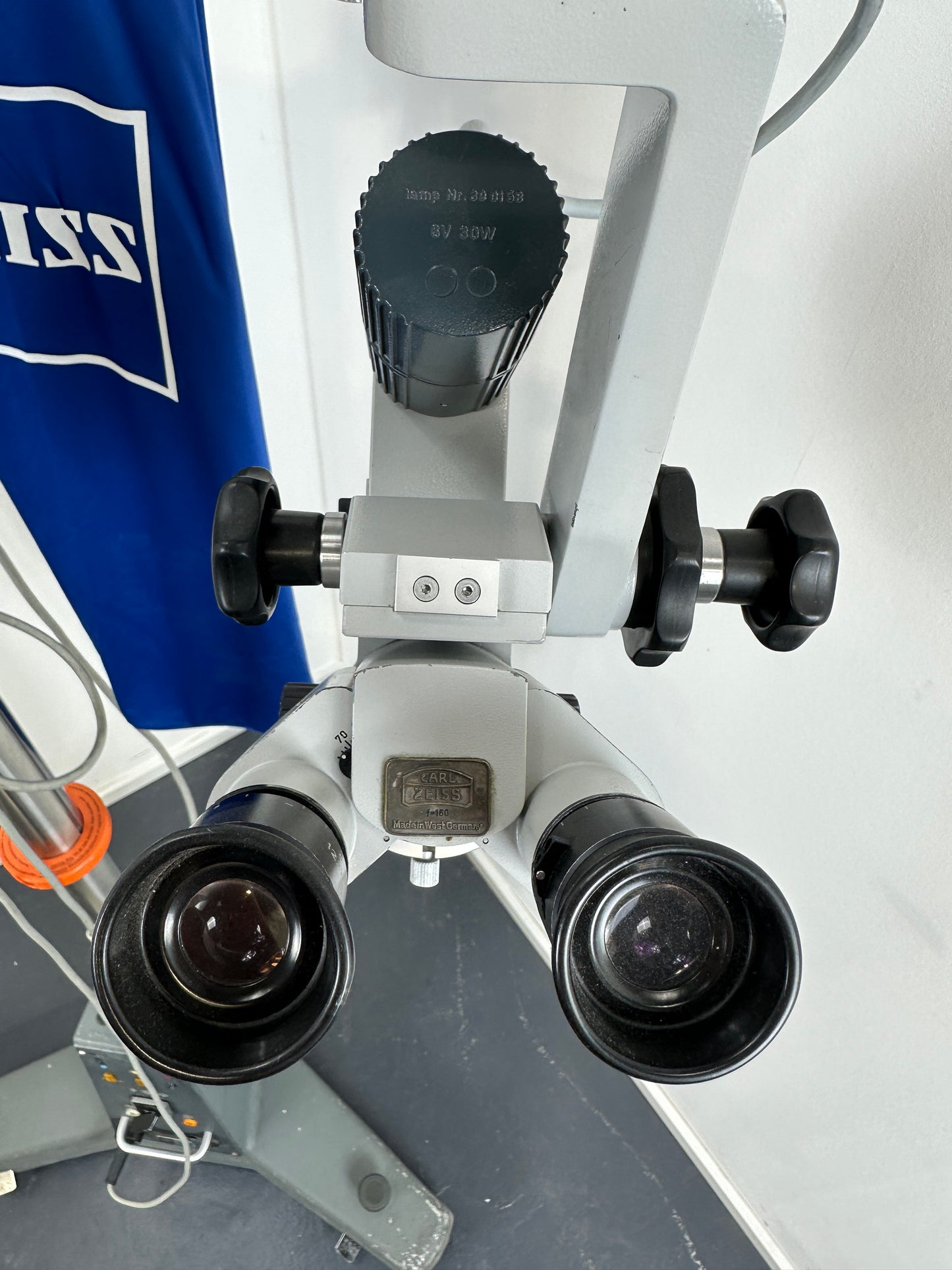 Zeoss OPMI-1 surgical microscope